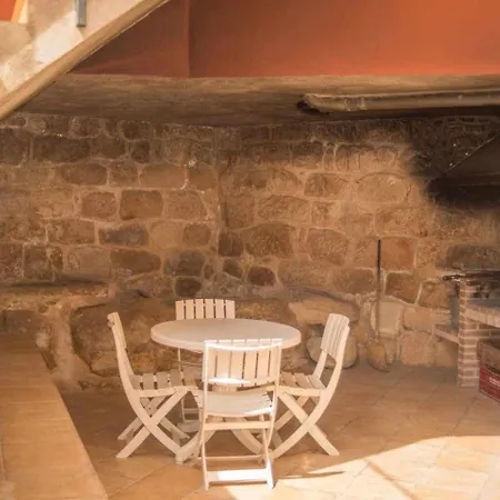 Patio Con Barbacoa En Casa De Letras Lledo