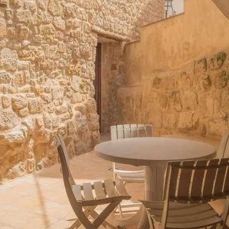 Patio Con Barbacoa En Casa De Letras Lledo