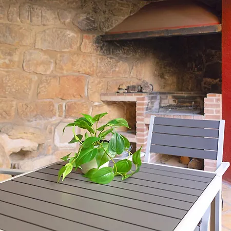 Patio Con Barbacoa En Casa De Letras *
